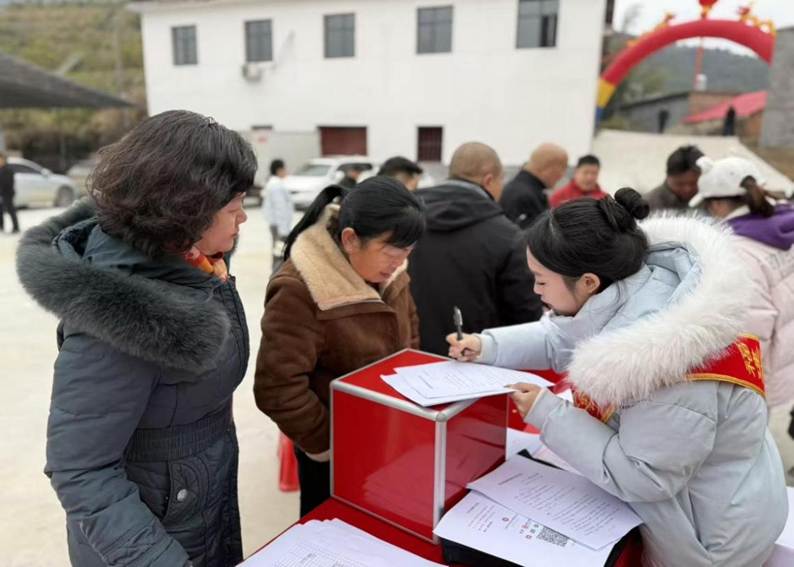 一群人正在聊天 AI 生成的内容可能不正确。