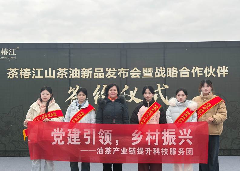 人们站在一起合影的一群人 AI 生成的内容可能不正确。